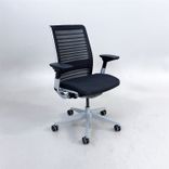 Begagnad kontorsgrupp Think/Migration från Steelcase med höj & sänkbart skrivbord samt kontorsstol i vitt/svart. Mått: bredd: 160 cm, djup: 80 cm, höjd:65 cm, 125 cm. 