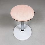 Begagnad balanspall Joi från Savo med rosa sits. Mått: Justerbar sitthöjd mellan 58 till 79 cm. 