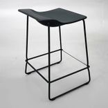 Begagnad svart barpall från Viccarbe modell Last Minute med minimalistisk design. Mått: Bredd 44 cm, Djup 43 cm, Höjd 64 cm, Sitthöjd 62 cm.