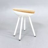 Begagnad pall Boet från Mitab. Med beige sitsen av kork och vitt stativ. Mått: Djup 40 cm, Höjd 47 cm. 