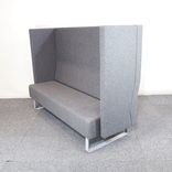 Begagnad soffa med hög rygg Box från Brizley klädd i grått tyg. Mått: Bredd: 195 cm Djup: 73 cm Höjd: 140 cm Sitthöjd: 45 cm. 