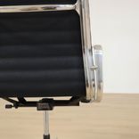 Svart kontorsstol i läder, snurrstol med kromat fotkryss och armstöd i aluminimum. Svart hjul. 