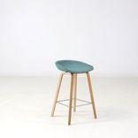Begagnad barstol AAS33 från HAY i blått. Mått: Sitthöjd 64 cm, höjd 75 cm, bredd 44 cm, djup 35 cm.