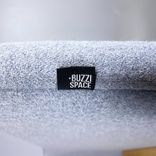 Begagnat arbetsbås i grått från BuzziSpace med stoppade väggar och ett integrerat bord i ek. Mått: bredd 130 cm, djup 110 cm och höjd 120 cm. 