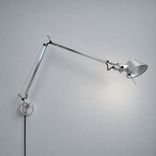 Begagnad vägglampa Tolomeo från Artemide i aluminium med flexibel, ledad arm. Mått: Höjd 67–131 cm och längd 81–126 cm.