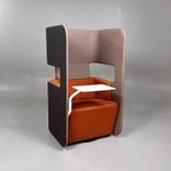 Begagnad fåtölj med hög rygg Podseat från Martela i brun/orange färg med vitt bord. Mått: Bredd 70 cm x Djup 65 cm x Höjd 126 cm. 