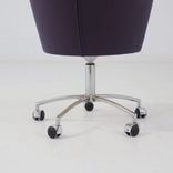 Begagnad stol med hjul Zen från Gärsnäs i mörklila tyg. Mått: Höjd 82 cm och sitthöjd 45 cm.