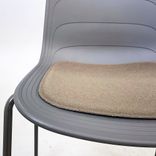 Begagnad matstol från Lammhults, modell Grade. Med skal i mörkgrått och sits i grönbrun. Stapelbar design. Mått: bredd 51 cm, djup 54 cm, höjd 78 cm.
