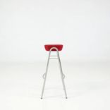 Begagnad röd barstol från Mitab med röd textilsits och kromad ram. Mått: Höjd 80 cm, sittbredd 33 cm och sittdjup 29 cm. 