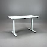 Begagnat höj och sänkbart skrivbord från Lotus Furniture i vitt. Mått: bredd 120 cm, djup 60 cm och justerbar höjd 70 - 120 cm. 
