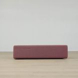 ISKU Amphi modulbänken i rosa har mått på höjd 27 cm, längd mellan 92 till 103 cm och bredd på 50 cm. Den erbjuder flexibel sittkomfort med hjul för enkel förflyttning.