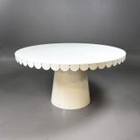Begagnat konferensbord i vitt. Mått: diameter 150 cm och höjd 78 cm.  