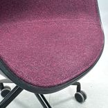 Begagnad stol med hjul AAC24 Front Upholstery från HAY i lila tyg med svart skal. Mått: bredd 59 cm, djup 52 cm, höjd 79 cm, sitthöjd 46 cm. 