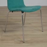 Begagnad konferensstol från Miljö Expo, modell Colt. I mörk turkos mocka liknade klädsel, och ben i krom. Mått: totalhöjd 80 cm, sitthöjd 45 cm, bredd 48 cm, totaldjup 40 cm.