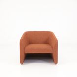 Begagnad fåtölj Race från Johanson Design i en roströd färg. Mått: Höjd: 80 cm, Sitthöjd: 44 cm, Bredd: 87 cm, Djup: 80 cm, Sittdjup: 54 cm.