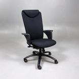 Begagnad kontorsstol Apollo från Savo i svart. Med arm och nackstöd. Mått: justerbar sitthöjd 45 - 60 cm. 