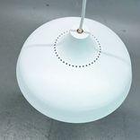 Begagnad taklampa från Ateljé Lyktan, modell Pendel Era i vit färg. Mått: diameter 35 cm och höjd 16 cm. 