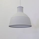 Begagnad grå Muuto Taklampa Unfold, i silikongummi. 