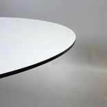 Begagnat barbord från Offecct, modell Propeller. Med diameter på 90 cm och en höjd på 108 cm. Färgen är vit både på bordsskiva och stativ. Bordsskivan har en svart kant.  