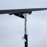Begagnat laptopbord Nes från Vitra i svart. Mått: Bredd 50 cm, Djup 35 cm, Höjd justerbar från 57 till 77 cm.  
