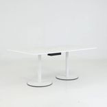 Begagnat konferensbord Serie e-one från Kinnarps i vitt. Mått: 180 cm brett, 100 cm djupt och 74 cm högt.