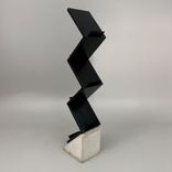 Begagnat tidskriftsställ Zink från Källemo i svart. I zick-zack design med betongfot. Mått: Bredd: 27 cm, djup 35 cm och höjd 155 cm. 