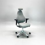 Begagnad grå kontorsstol Mereo 220 från RH. Med armstöd, nackstöd. Mått: Sitthöjd 41–55 cm. 