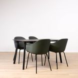 Begagnad konferensstol Harbour Dining chair från Audo Copenhagen i mörkgrönt. Ben i pulverlackerat stål. Mått: bredd 59 cm, höjd 79 cm, djup 52 cm, sitthöjd 46 cm. 