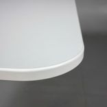 Begagnat höj- och sänkbart skrivbord från IKEA modell Bekant. Färg på bordsskivan är vit med ett svart stativ. Mått: Bredd 120 cm, djup 80 cm, justerbar höjd 65 - 125 cm. Passar perfekt för dynamiska arbetsmiljöer.