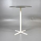 Begagnat barbord från Offecct, modell Propeller. Med diameter på 90 cm och en höjd på 108 cm. Färgen är vit både på bordsskiva och stativ. Bordsskivan har en svart kant.  