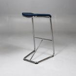 Begagnad barstol Add från Lammhults med mörkblå sits och kromat underrede. Mått: Bredd 46 cm, djup 47 cm och sitthöjd 78 cm. 
