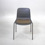 Begagnad matstol från Lammhults, modell Grade. Med skal i mörkgrått och sits i grönbrun. Stapelbar design. Mått: bredd 51 cm, djup 54 cm, höjd 78 cm.