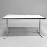 Begagnat höj- och sänkbart skrivbord med vit bordsskiva svart kant och silverfärgade ben. Mått: bredd 110 cm och djup 90 cm, Justerbar höjd 70 - 120 cm. 
