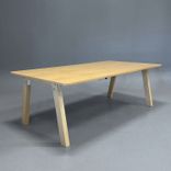 Begagnat konferensbord Collaborate från EFG i björk med två integrerade powerboxar. Mått: Bredd 210 cm, djup 110 cm, höjd 72 cm. 