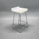 Begagnad barstol från Swedese modell Happy. Sits klädd i benvitt tyg med ett kromat stativ. Mått: Bredd 48 cm, Djup 41 cm, Höjd 71 cm, Sitthöjd 65 cm. 