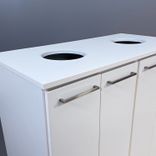 Begagnad vit miljösortering från Trece med 4 dörrar och 2 fack. Mått: bredd 125 cm, djup 60 cm och höjd 117 cm. 