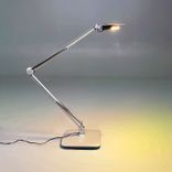Begagnad Skrivbordslampa Split från Glamox Luxo i grått. Mått: Bredd 21 cm, Djup 58 cm, Höjd 80 cm. 