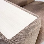 Begagnad fåtölj från Materia modell Oas i ljusbrun färg. Med integrerat bord i ask. Mått: Bredd: 110 cm, Djup: 87.5 cm, Höjd: 79 cm, Sitthöjd: 42 cm. 