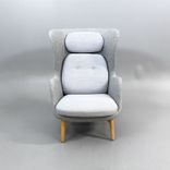 Begagnad fåtölj Ro JH2 från Fritz Hansen i ljusgrått med ben i ek. Mått: bredd 80 cm, djup 97 cm, höjd 113 cm, sitthöjd 43 cm. 