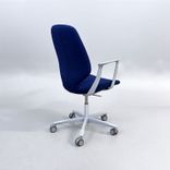 Begagnad stol med hjul Monroe från Kinnarps i mörkblått tyg och silverfärgat underrede. Mått: Bredd 63 cm, Djup 55 cm, Sitthöjd justerbar från 45 till 60 cm. 