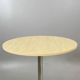 Begagnat barbord med en höjd på 110 cm och diameter på 70 cm. Bordsskivan är gjort av björklaminat och stativet är i kromfärg. Perfekt för sociala ytor.