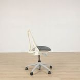 Begagnad kontorsstol Sayl från Herman Miller i vit/grå färg. Mått: Sitthöjd: ca 43-57 cm, Sittbredd: 49 cm, Sittdjup: 46 cm. 