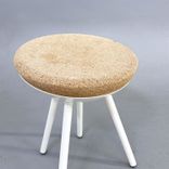 Begagnad pall Boet från Mitab. Med beige sitsen av kork och vitt stativ. Mått: Djup 40 cm, Höjd 47 cm. 
