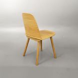 Begagnad matstol Nerd från Muuto i ek. Mått: Bredd 45 cm, djup 50 cm, höjd 80 cm och sitthöjd 46 cm. 
