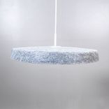 Begagnad taklampa från Valoa, modell Noa. Rund form klädd i grått filtmaterial. Mått: Diameter på 50 cm. 