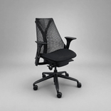 Begagnad sittgrupp med kontorsstol Sayl från Herman Miller och höj- och sänkbart skrivbord i vitt. Mått: Bredd 160 cm, Djup 80 cm, höjd 70–120 cm. 
