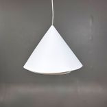 Begagnad taklampa Virvel från Örsjö Belysning i vitt med konformad skärm och invändig reflektor. Mått: Diameter 45 cm och höjd 30 cm. 