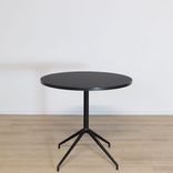 Begagnat hopfällbart bord Yop från Arper med rund bordsskiva och stativ i aluminium. Mått: Diameter 79 cm och höjd 75 cm. 