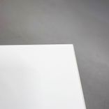 Begagnat sidobord från SA Möbler med modellnamnet Snitsa i vit färg med silverstativ. Måtten är bredd på 200 centimeter, djup på 45 centimeter och höjd på 72 centimeter. Perfekt för kontorsmiljöer.
