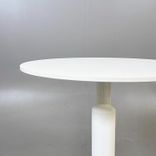 Begagnat vitt runt cafébord från Minus Tio, modell Cosmos. Pelarstativ i vitt med svart fot. Mått: Höjd 73 cm, diameter 58 cm. Passar utmärkt i moderna rum såsom fikarum eller loungen.
